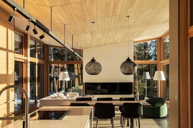 Interni in alluminio nero e legno