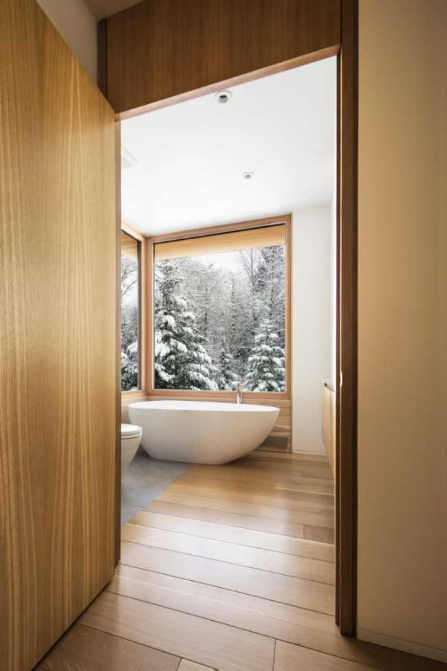 Sala da bagno con vetrata