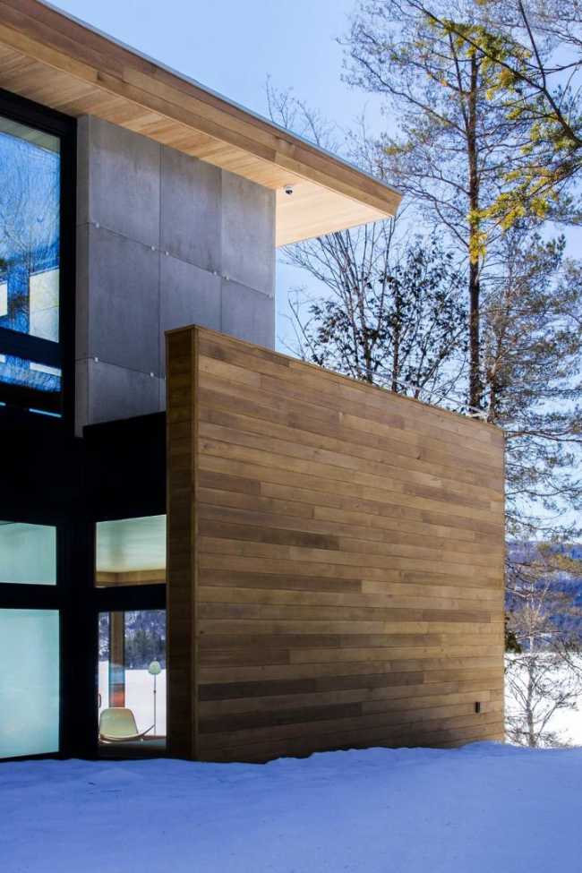Cottage in legno tra gli alberi