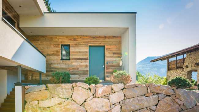 Basamento in pietra e edificio in legno