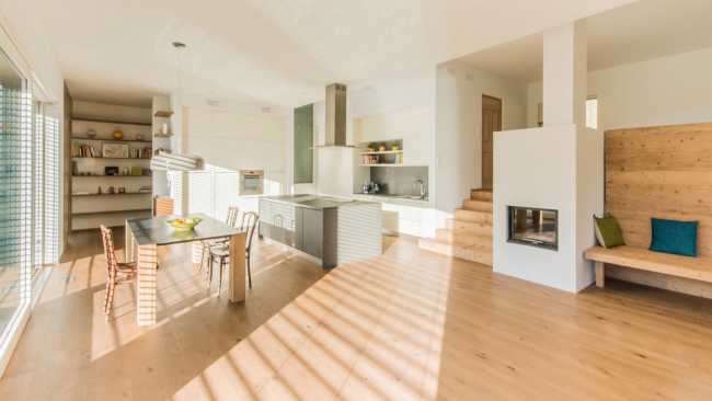 Open space con vetrata sala da pranzo e cucina