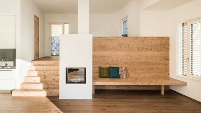 Stufa bianca, interni in intonaco bianco e legno