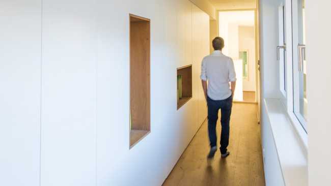 Corridoio bianco e legno