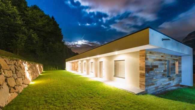 Villa in legno con giardino e illuminazione artificiale