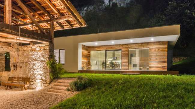 Abitazione in legno e fienile in pietra