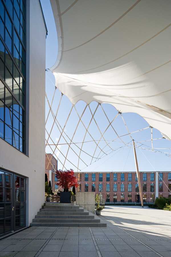 Spazio urbano con tensostruttura