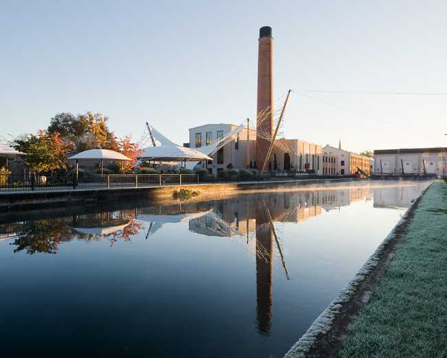 Spazio urbano ripensato con una tensostruttura in legno