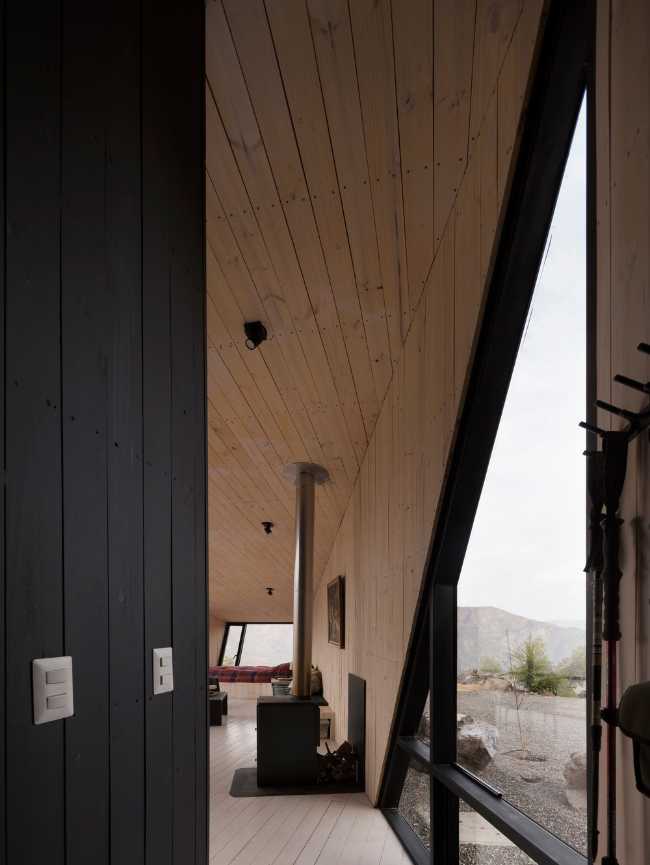 Interno in legno con grande vetrata