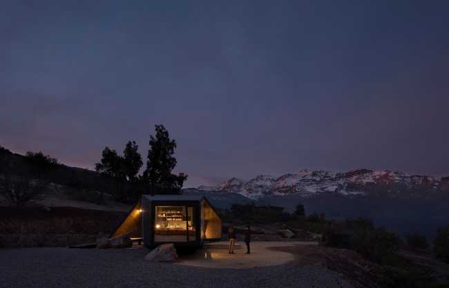 Rifugio illuminato di notte