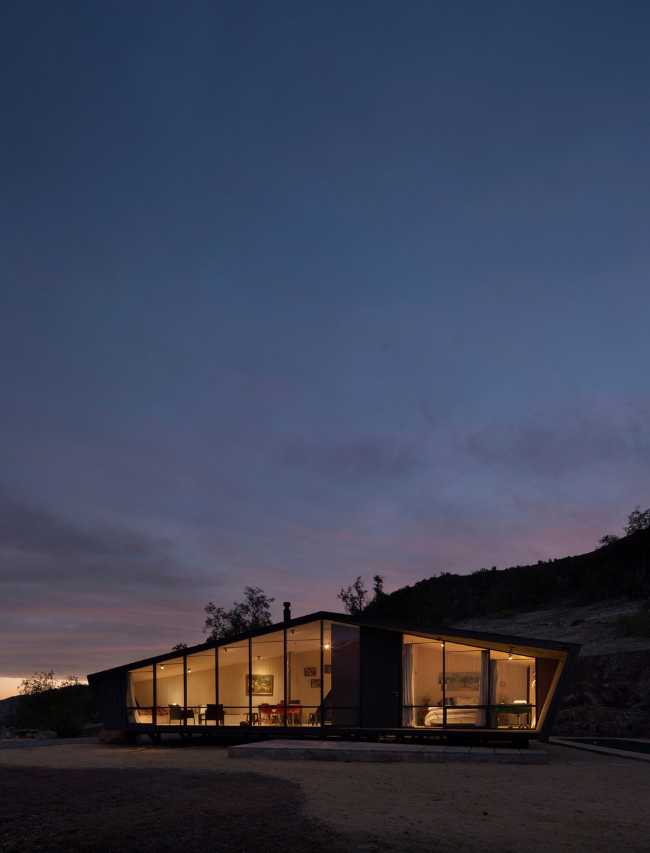 Rifugio illuminato di notte