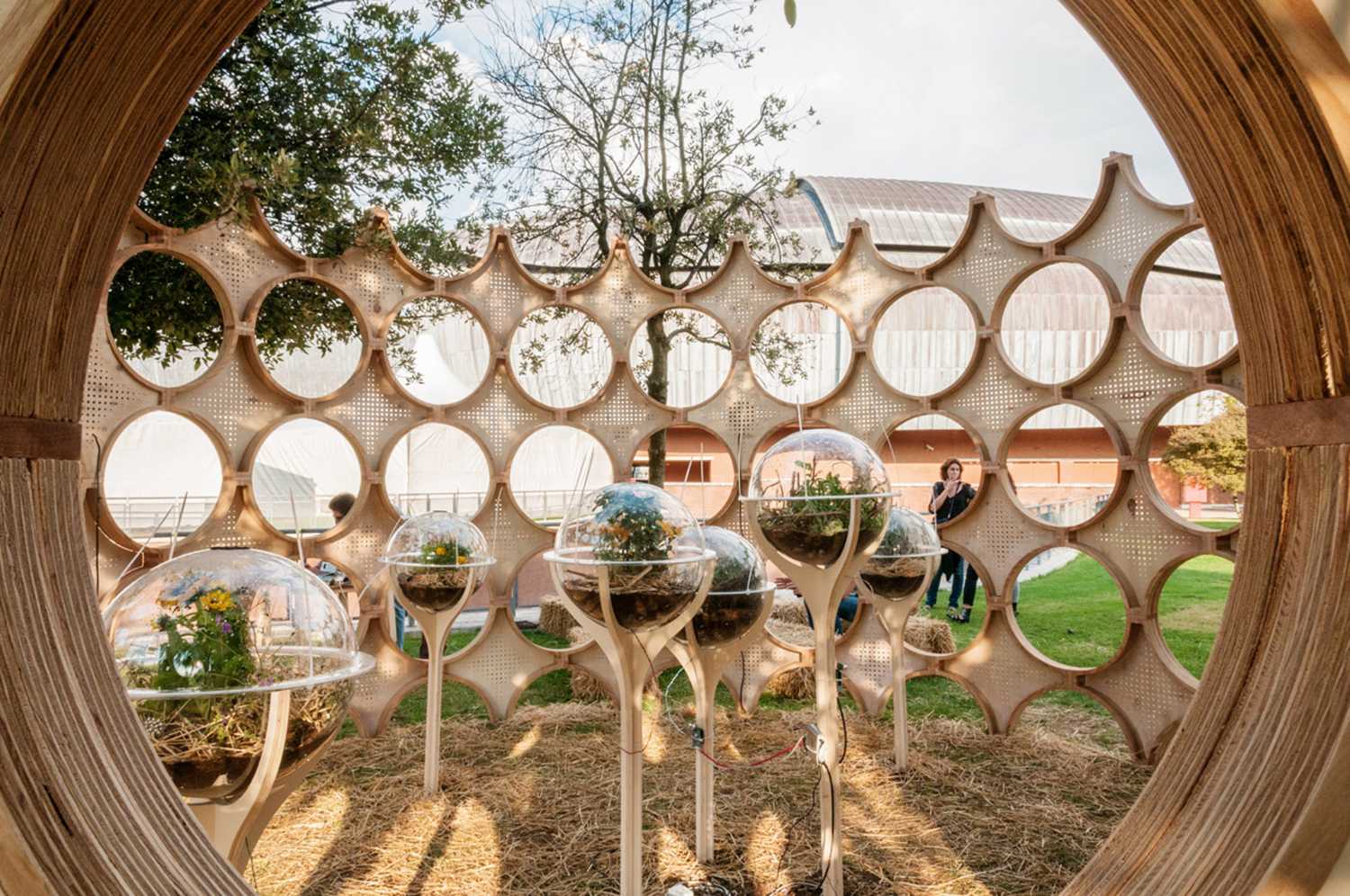 Pavillon en bois interactif à Rome. Les insectes créent de la musique