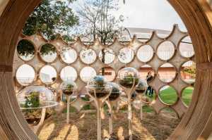 Pavillon en bois interactif à Rome. Les insectes créent de la musique
