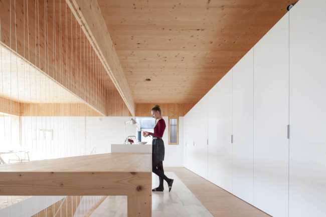 Interiores blancos y de madera para una villa