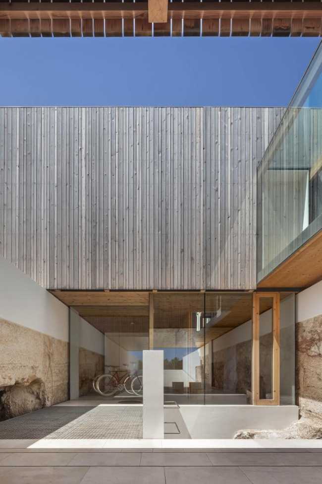 Vidrio, madera y piedra para una villa