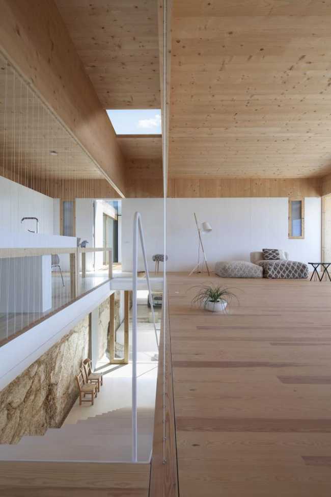 Interior de madera en dos niveles