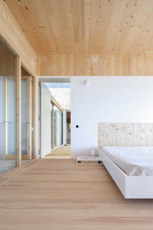 Dormitorio en madera y yeso blanco