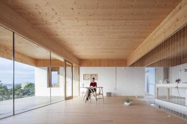 Salón de madera con ventana de cristal