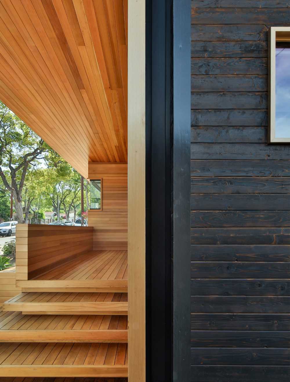 Bungalows de madera clara cerca de los árboles