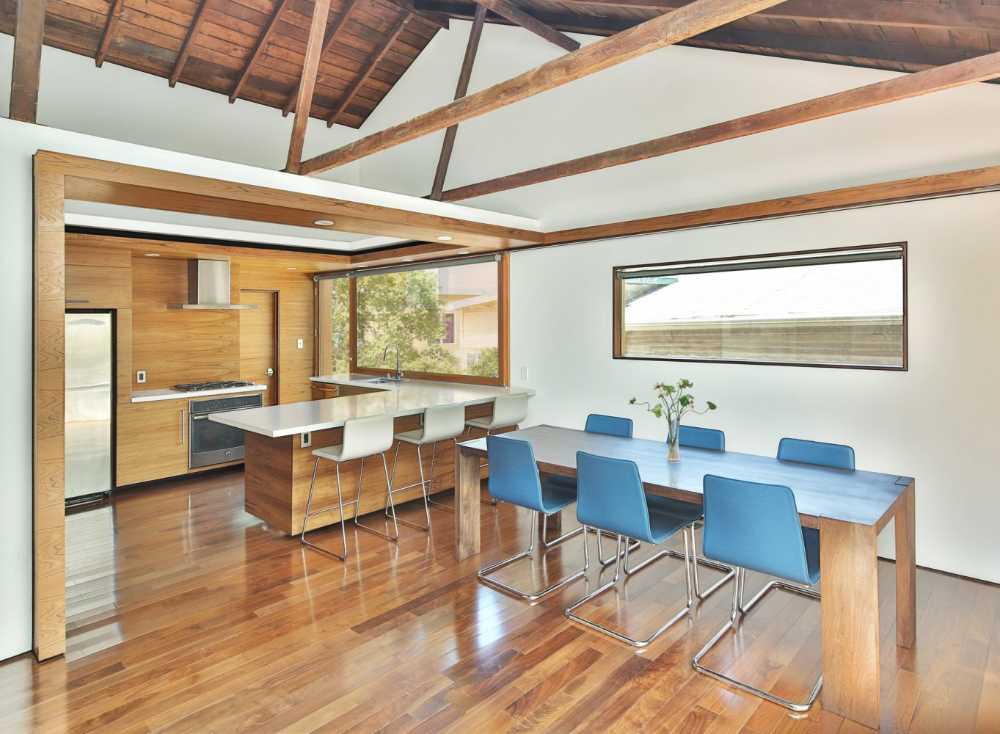 Bungalows de madera clara cerca de los árboles