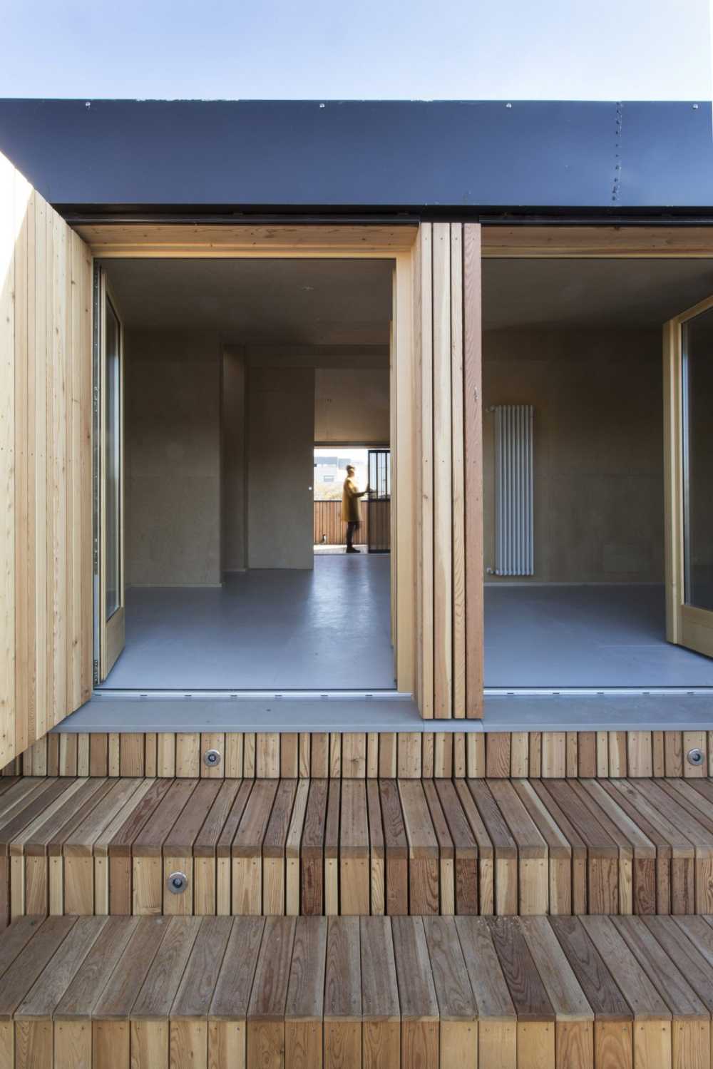 terraza de madera con barandilla de metal