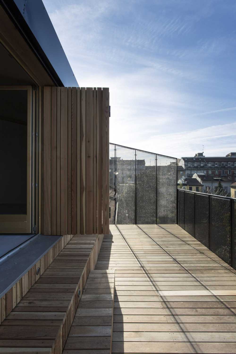 terraza de madera con barandilla de metal