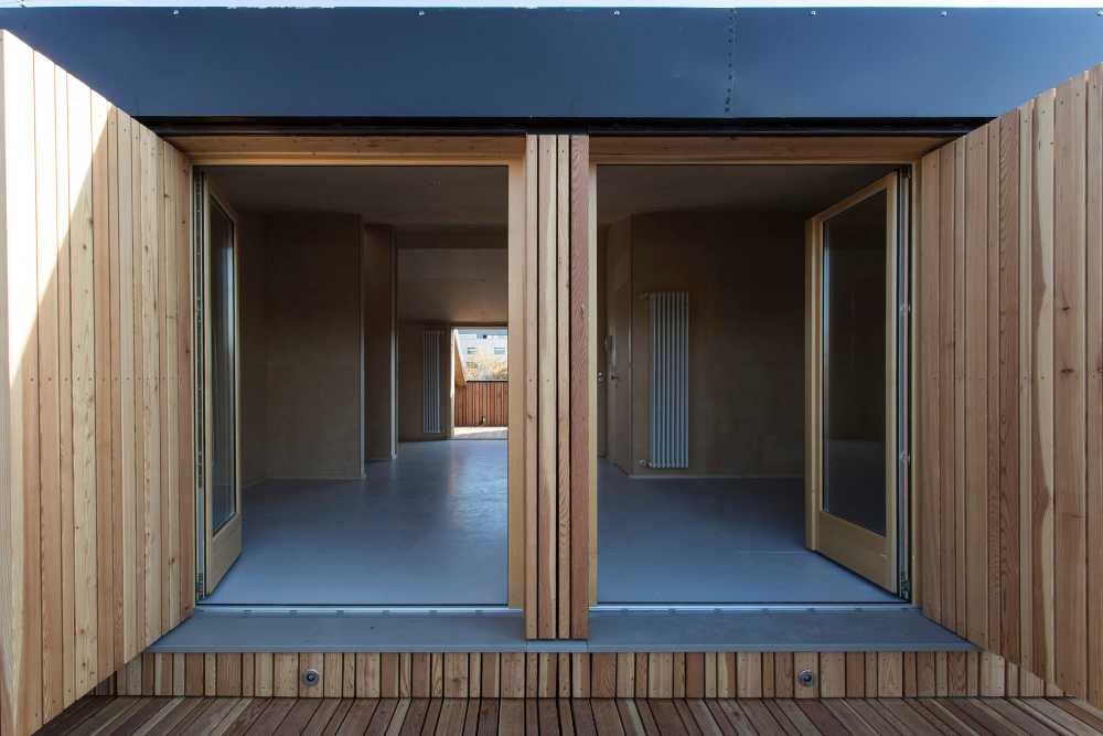 terraza de madera con barandilla de metal