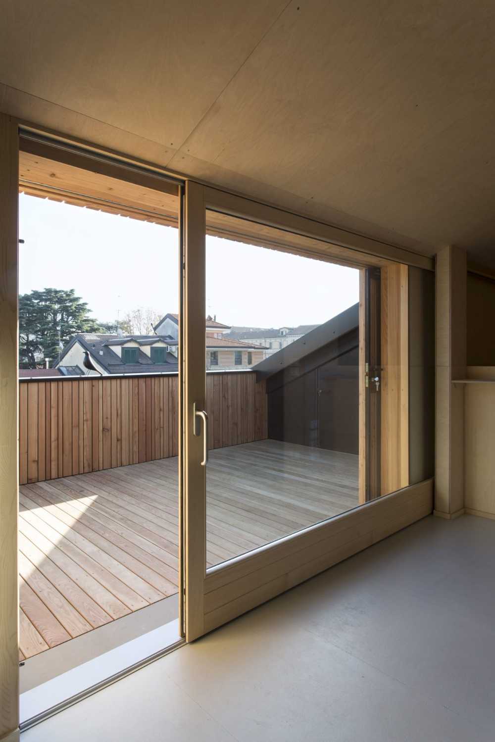 terraza de madera con barandilla de metal
