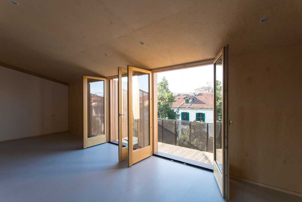 terraza de madera con barandilla de metal