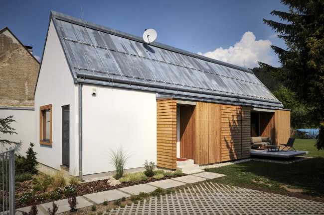 casa de madera blanca con techo a dos aguas