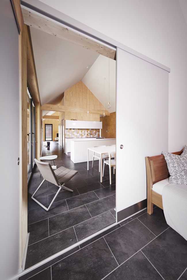 interior de casa de madera piso oscuro y paredes blancas