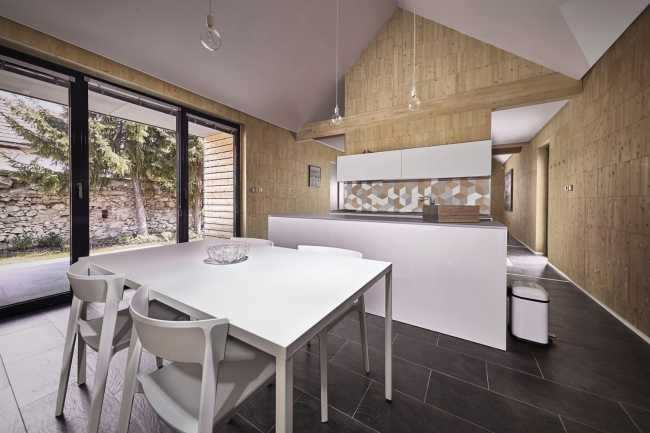 cocina blanca minimalista e interior de madera