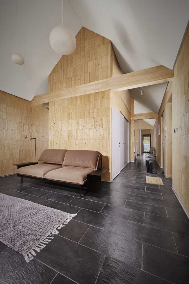 sala de estar con piso oscuro y paredes de madera