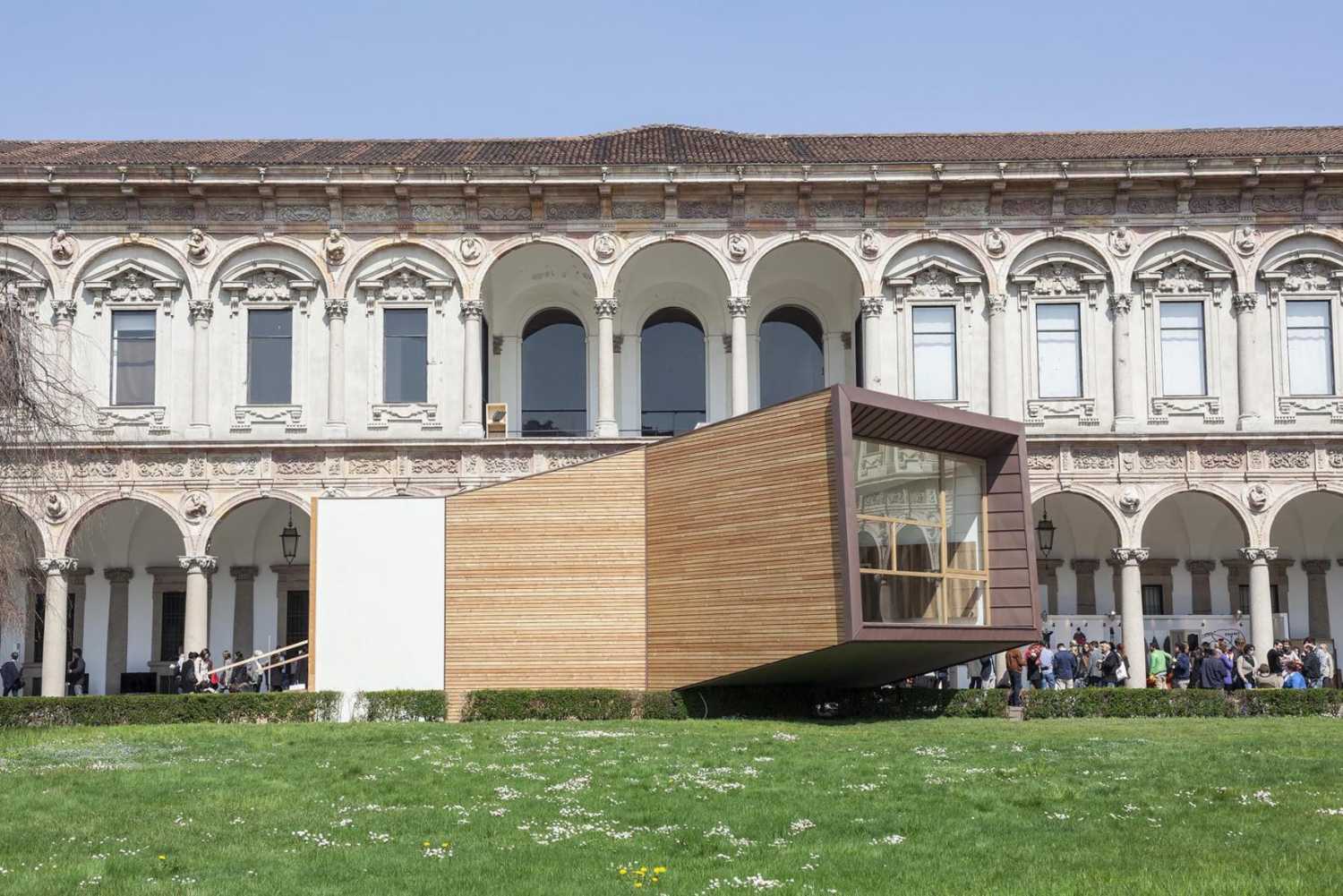 Installation en bois, un symbole à Milan. La vue frontière entre l'intérieur et l'extérieur