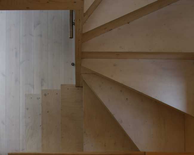 Escaleras interiores de madera