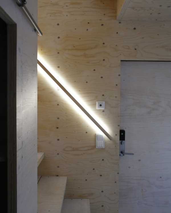 Balaustra iluminada en madera