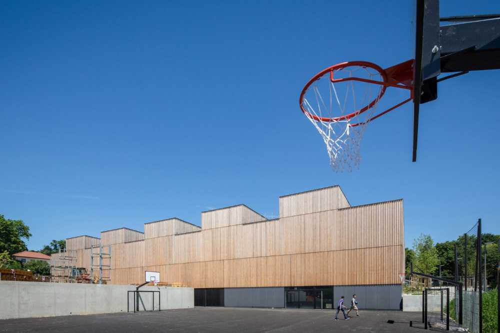 Centro deportivo Hacine Cherifi: gimnasios de madera para escuelas y vecindario.