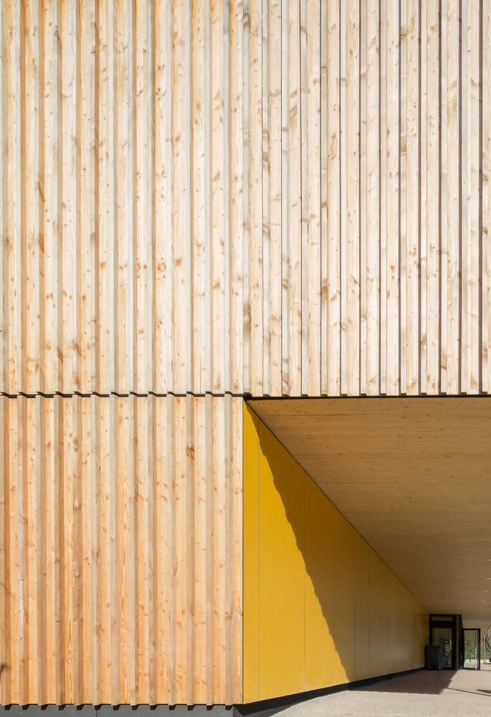Centro deportivo Hacine Cherifi: gimnasios de madera para escuelas y vecindario.