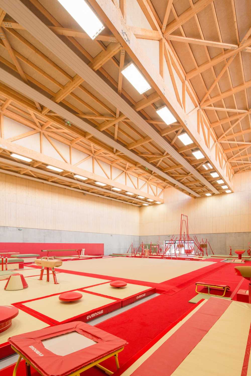 Centro deportivo Hacine Cherifi: gimnasios de madera para escuelas y vecindario.