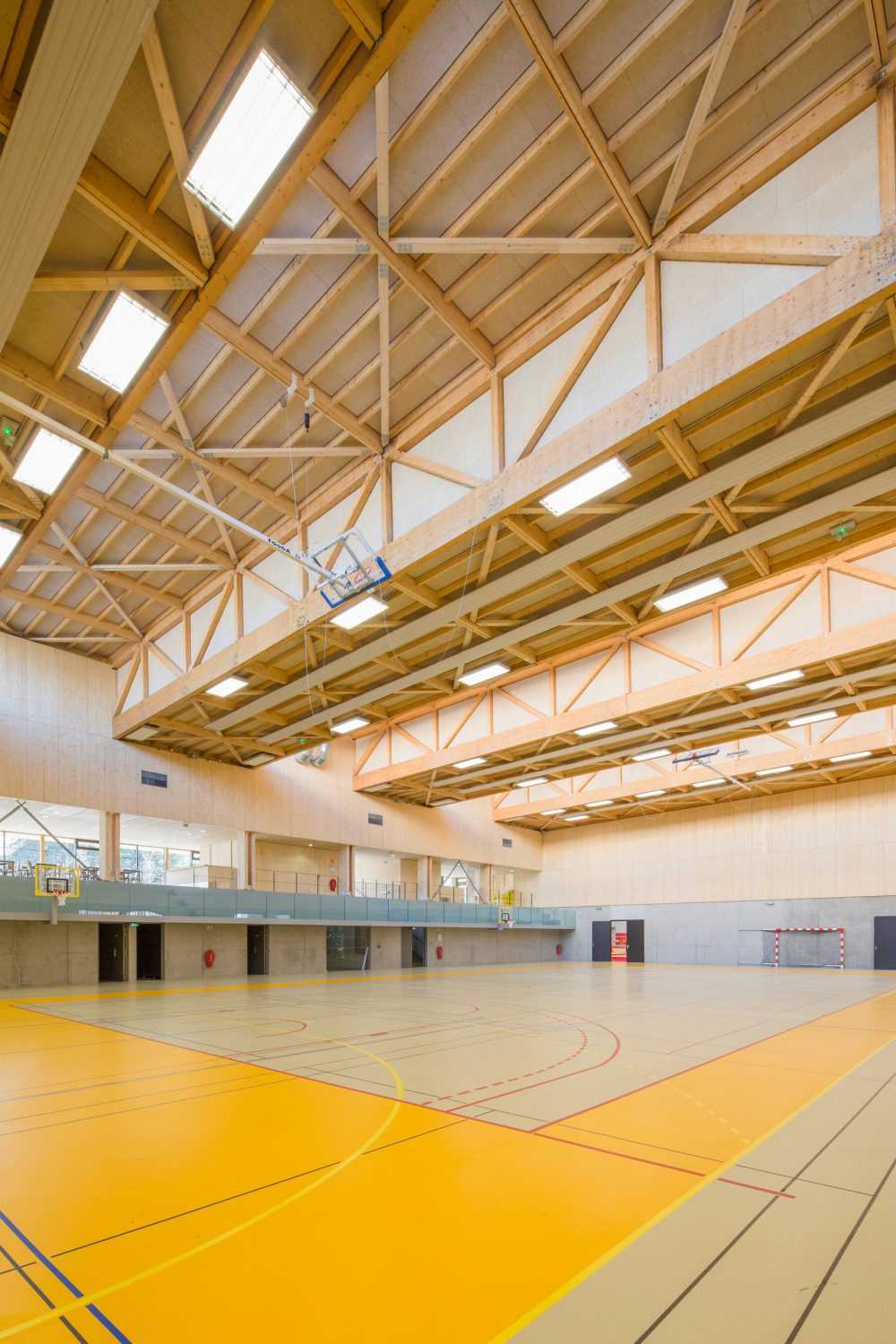 Centro deportivo Hacine Cherifi: gimnasios de madera para escuelas y vecindario.