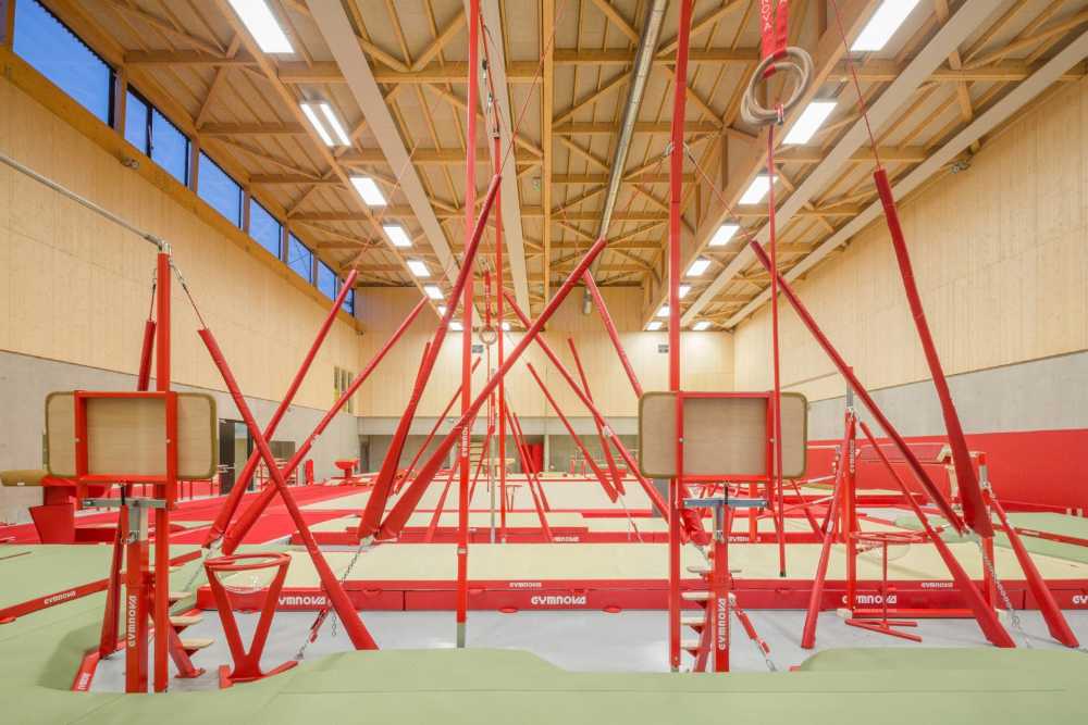 Centro deportivo Hacine Cherifi: gimnasios de madera para escuelas y vecindario.
