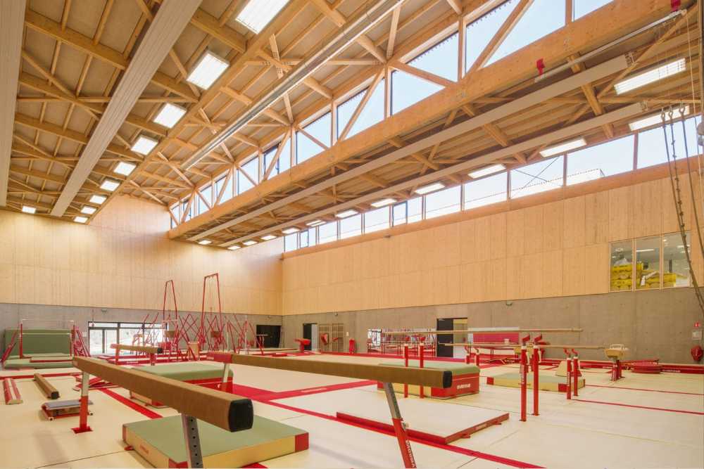 Centro deportivo Hacine Cherifi: gimnasios de madera para escuelas y vecindario.