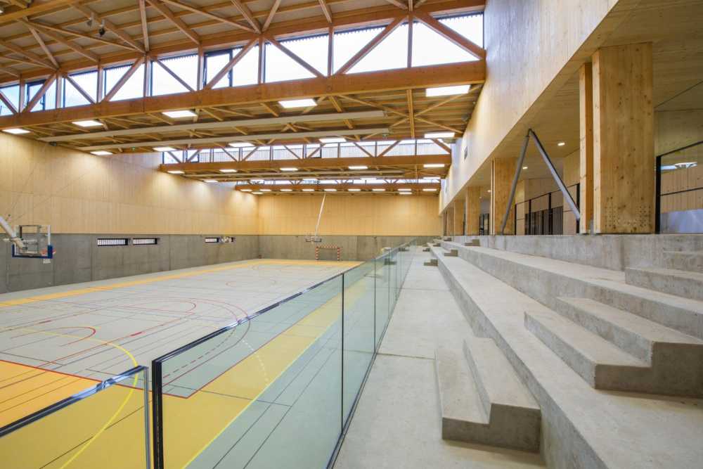 Centro deportivo Hacine Cherifi: gimnasios de madera para escuelas y vecindario.