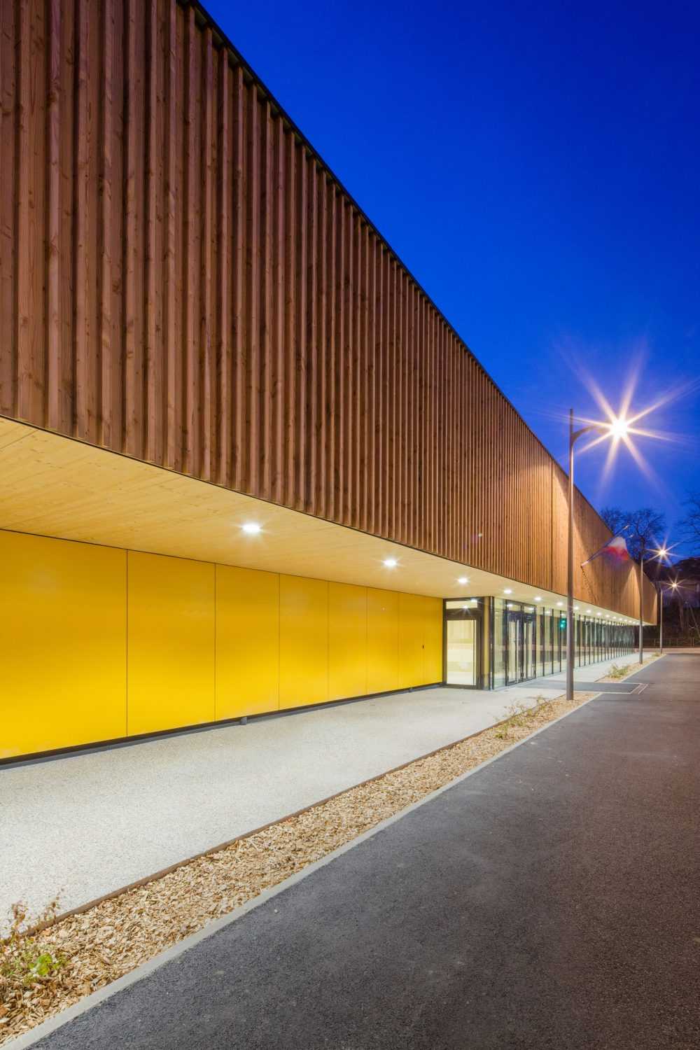 Centro deportivo Hacine Cherifi: gimnasios de madera para escuelas y vecindario.