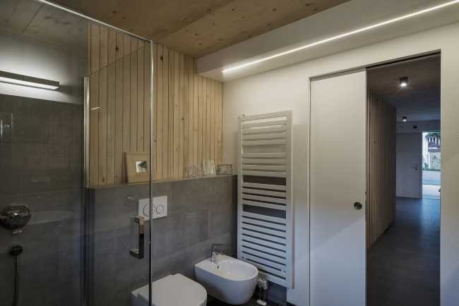 Sala da bagno in intonaco bianco e legno