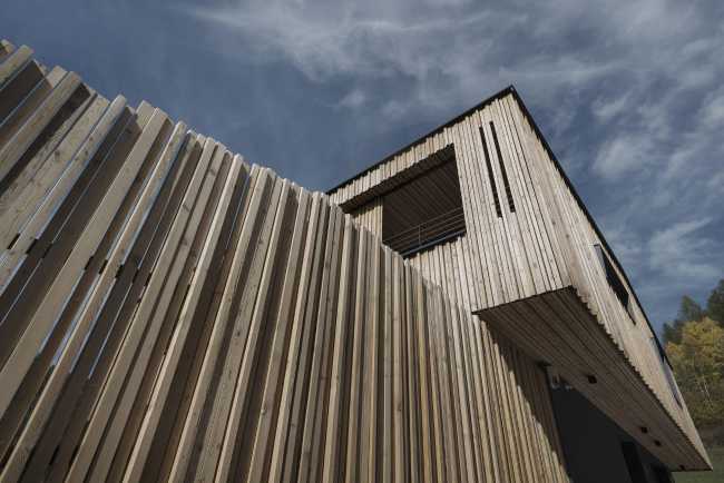 Residenza in legno dalle forme moderne