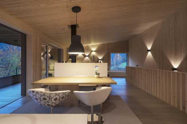 Interni in legno e illuminazione a parete