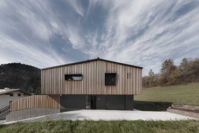 Modernità delle forme e naturalità del legno per una residenza