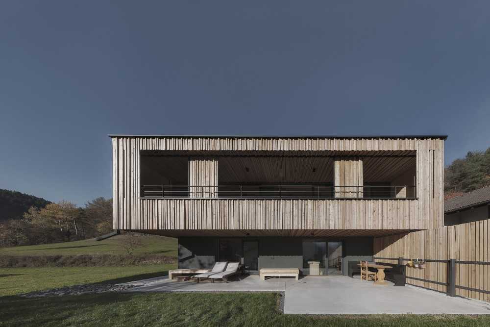 Modernità delle forme e naturalità del legno per una residenza
