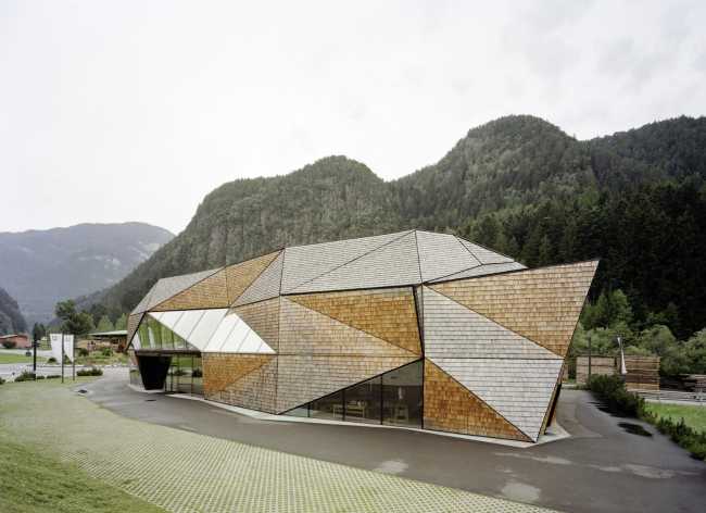 Architettura dalle facciate triangolari