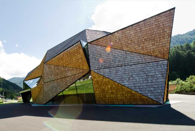 Architettura dalle facciate triangolari